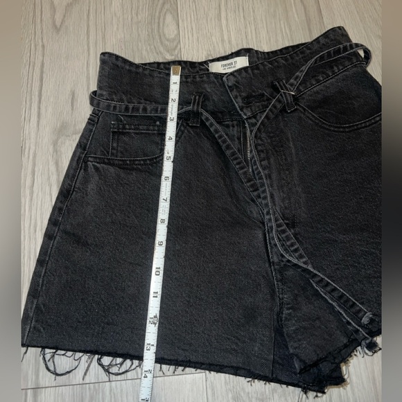 Forever 21 Black Denim Cut Off Belted Mom Jean Shorts High Rise Size 27 - Picture 3 of 7